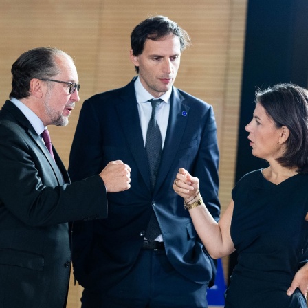 Österreichs Außenminister Alexander Schallenberg (l) spricht mit seinem niederländischen Amtskollegen Wopke Hoekstra (M) und Deutschlands Außenministerin Annalena Baerbock während des Treffens der EU-Außenminister in Toledo.