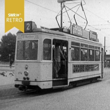 Eine alte Straßenbahn fährt mit offener Tür