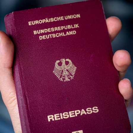 Ein Deutscher Reisepass. Ausländer in Deutschland sollen nach Plänen der Bundesregierung bald leichter eine deutsche Staatsangehörigkeit bekommen können