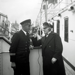 Kurt Esmarch (r.), Sprecher des "Hafenkonzerts", bei einem Interview auf der "Cap Arcona" 1931.