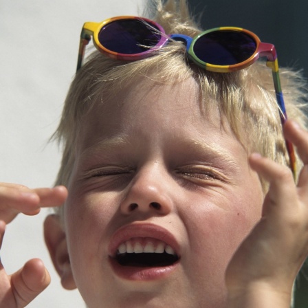 Manche Menschen müssen niesen, wenn sie in die Sonne schauen