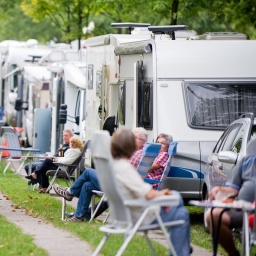 Menschen campen am 30.08.2013 auf einem Parkplatz bei der Messe in Düsseldorf