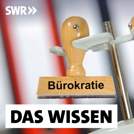 Ein Holzstempel ist beschriftet mit dem Aufdruck &#034;Bürokratie&#034;; dahinter ein Aktenschrank: Viele haben den Eindruck, dass die Verwaltung in Deutschland immer schlechter funktioniert. Frust und Ärger über Behörden nehmen zu. Dabei sind sie unverzichtbar - für jede und jeden Einzelnen und die Gesellschaft insgesamt.