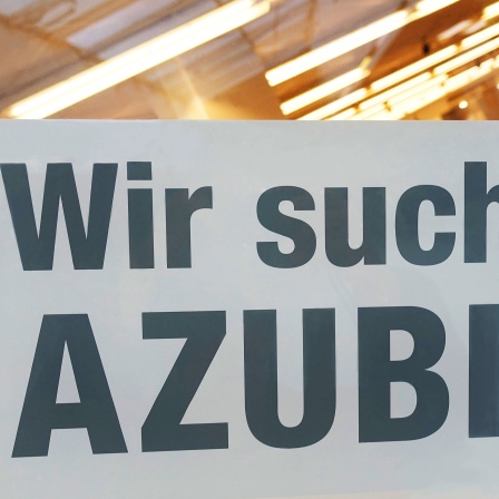 Aufruf am Schaufenster eines Geschäfts an junge Mitmenschen, sich um einen Ausbildungsplatz zu bewerben.