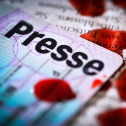Das Beitragsbild des Dok5 "Back to zero. Journalisten im deutschen Exil" zeigt einen Presseausweis mit Blutstropfen