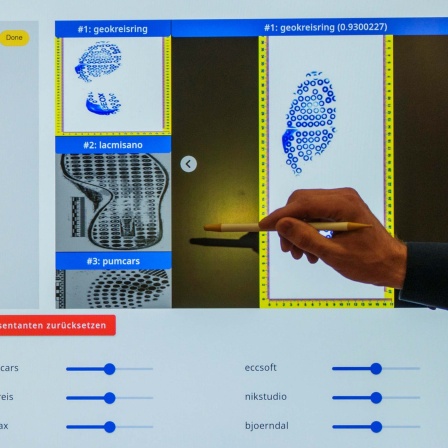 Archivbild: Ein sichergestellter Schuhabdruck von einem Tatort wird mit Hilfe von Künstlicher Intelligenz mit vorhandenen Datensätzen verglichen (2023).