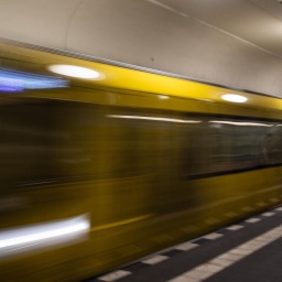 Eine U-Bahn fährt an der Station Leinestraße in Berlin-Neukölln ein (Bild: picture alliance/Sipa USA/SOPA Images)