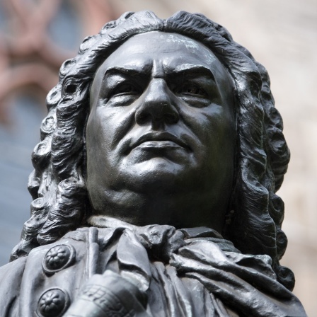 Blick auf das Denkmal für Komponist Johann Sebastian Bach vor der Thomaskirche in Leipzig