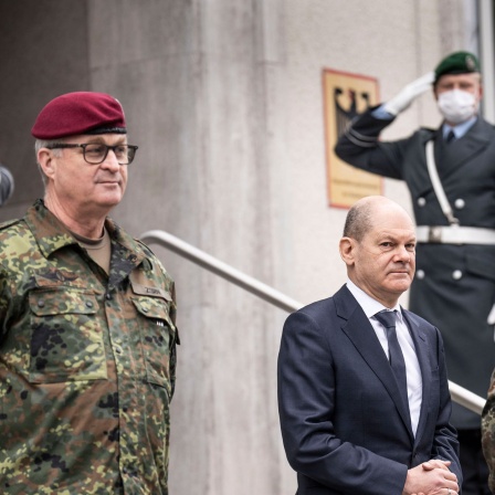 (v.l.n.r.) Eberhard Zorn, Generalinspekteur der Bundeswehr, Bundeskanzler Olaf Scholz (SPD) und Bernd Schütt, Befehlshaber Einsatzführungskommando der Bundeswehr