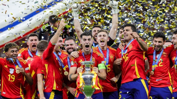 Sportschau Uefa Euro 2024 - Spanien Krönt Sich Zum Europameister - Die Siegerehrung