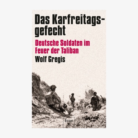 Ein helles Buchcover mit roter und schwarzer Schrift auf dem Soldaten in einem Schützengraben sitzen.