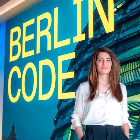 Moderatorin Linda Zervakis steht vor dem Schriftzug "Code Berlin".