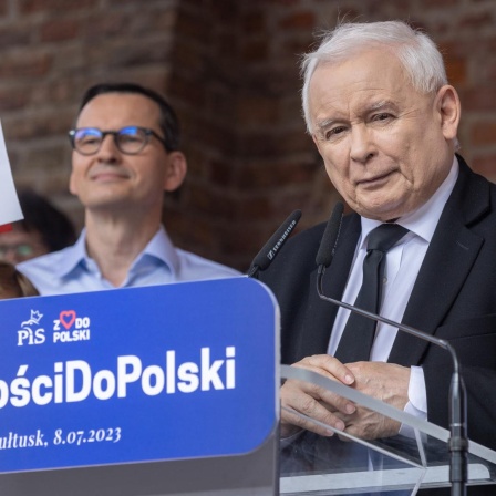 Jaroslaw Kaczynski (r.) und der polnische Ministerpräsident Mateusz Morawiecki (l.) stehen auf einer Wahlkampfbühne.