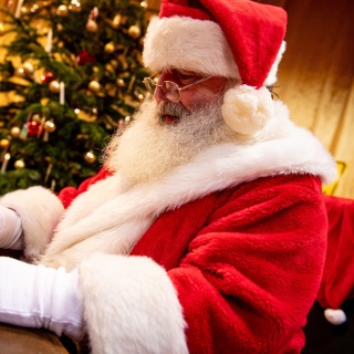 Der Weihnachtsmann sitzt in der Weihnachtspostfiliale im nördlichen Brandenburg und beantwortet Briefe von Kindern.