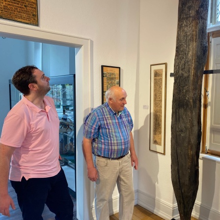 Bei den Aufräumarbeiten nach der Flutkatstrophe im Ahrtal wurden im Juli 2021 Überreste historischer Brücken gefunden. Experten sprechen von einer &#034;archäologischen Sensation&#034;. Gabriel Heeren und Rudolf Menacher haben dazu eine Ausstellung im Schloss Sinzig zusammengestellt.