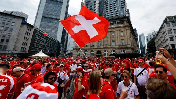 Sportschau Uefa Euro 2024 - 'schokolade Ist Besser Als Sauerkraut' - Schweizer Fans In Frankfurt