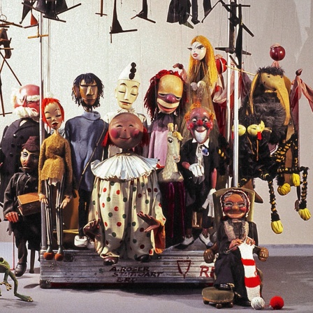 Auswahl der verschiedenen Marionetten-Figuren aus der Sammlung Albrecht Roser, darunter auch die bekannte Oma aus dem Südwestrundfunk.