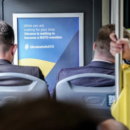 Ein Schild im Bus zum Gelände des Nato-Gipfels in Vilnius weist auf den Wunsch der Ukraine auf die Nato-Mitgliedschaft hin. (Quelle: Picture Alliance)