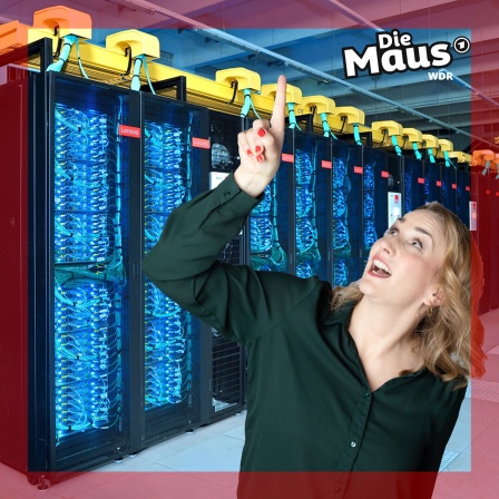 Auf dem Bild ist eine Frau zu sehen, die mit offenem Mund und ausgestrecktem Zeigefinger nach oben zeigt, während sie vor einer Reihe von Server-Racks mit leuchtend blauen Lichtern steht, und das "Die Maus"-Logo ist in der oberen rechten Ecke platziert.