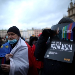 Demonstration 2021 gegen das neue Rundfunkgesetz in Polen. Auf Plakaten ist &#034;Freie Menschen, freie Medien&#034; zu lesen. Zehntausende Menschen gingen in mehreren polnischen Städten auf die Straße, um gegen ein neues Rundfunkgesetz in Polen zu demonstrieren, das nach Kritikern, die Pressefreiheit einzuschränken versucht.