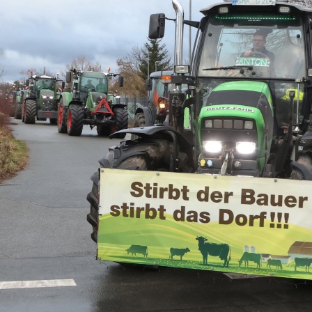 Trecker bei den Protesten der RLP-Landwirte mit einem Schild &#034;Stirbt der Bauer, stirbt das Dorf&#034;