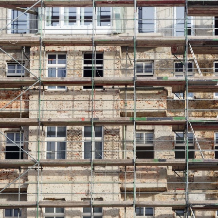 Eingerüstete Fassade eines Wohnhauses an der Ecke Markgrafendamm/Stralauer Allee.