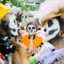 Darsteller bereiten sich auf den Umzug des Karnevals der Kulturen in Berlin-Kreuzberg vor.
