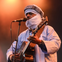 Tinariwen bei ihrem Auftritt auf dem Roskilde Festival 2023.