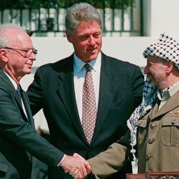 Der Handschlag zwischen Jitzchak Rabin, Israels Ministerpräsident (l.), und Jassir Arafat (r.), Chef der PLO vor dem Weißen mit US-Präsident Bill