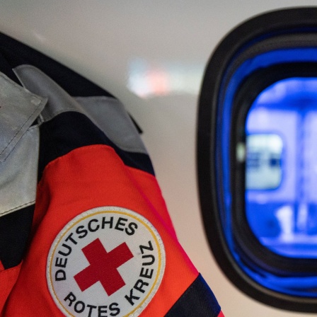 Eine Einsatzjacke des Deutschen Roten Kreuzes (DRK) in der Fahrerkabine eines Rettungswagens. Symbolbild