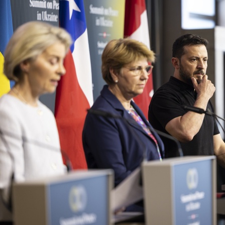Ursula von der Leyen (l-r), Präsidentin der Europäischen Kommission, Viola Amherd, Bundespräsidentin der Schweiz, Wolodymyr Selenskyj, Präsident der Ukraine, Gabriel Boric Font, Präsident von Chile, und Justin Trudeau, Premierminister von Kanada nehmen an der Abschlusspressekonferenz des Gipfels zum Frieden in der Ukraine teil. 