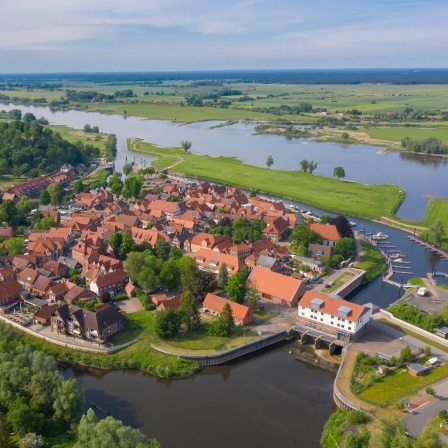 Blick auf die Altstadt von Hitzacker an der Elbe im Sommer (Niedersachsen, Deutschland)