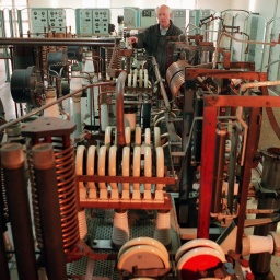 Im &#034;Sender- und Funktechnikmuseum&#034; Königs Wusterhausen bei Berlin zeigt Projektleiter Wolf-Dieter Säuberlich einen 100-KW-Mittelwellensender. Der 1932 erbaute Sender strahlte am 13. Mai 1945 von Berlin-Tegel die ersten deutschsprachigen Informationen nach der Kapitulation für die Berliner Bevölkerung aus.