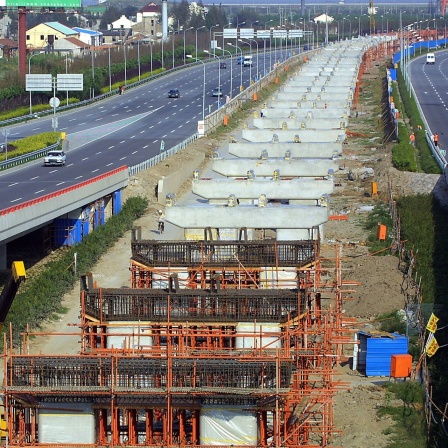 Blick auf einen Bauabschnitt der insgesamt 30 Kilometer langen Trasse für die Magnetschwebebahn Transrapid in Shanghai. (Archivbild)