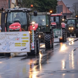 Bauern protestieren mit Traktoren-Schleichfahrt beim Epiphanias-Empfang in Loccum