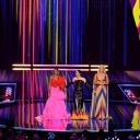 Die Moderatorinnen Alesha Dixon (l-r), Julia Sanina und Hannah Waddingham während des 67. Eurovision Song Contest, 09.05.2023.