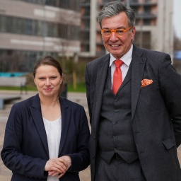 Hamburgs Wirtschaftssenatorin Melanie Leonhard (SPD) mit dem Deutschen Botschafter Christian Heldt in Riga.