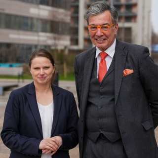 Hamburgs Wirtschaftssenatorin Melanie Leonhard (SPD) mit dem Deutschen Botschafter Christian Heldt in Riga.