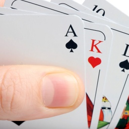 Hand hält Spielkarten