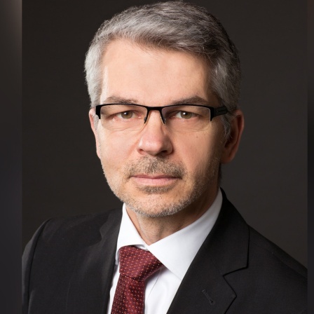 Ein Porträitbild von dem Millitärexperten Carlo Masala.