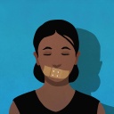 Illustration eines Pflasters, das über den Mund einer Frau geklebt wurde.