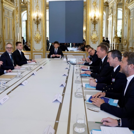 Der deutsche Nationale Sicherheitsberater Jens Plotner (links) und der US-Sondergesandte Steve Witkoff (zweiter von links) treffen den diplomatischen Berater des französischen Präsidenten Emmanuel Bonne (dritter von rechts) im Elysée-Palast in Paris.