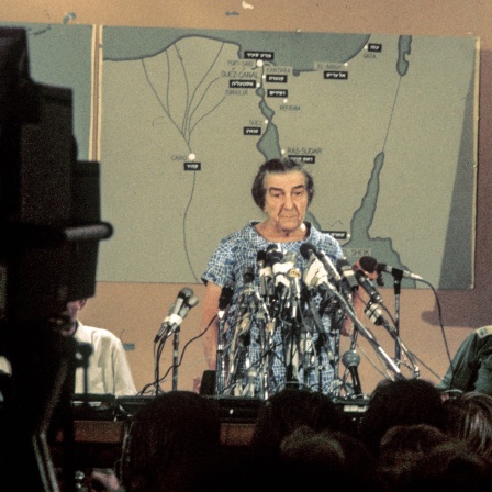 Die israelische Ministerpräsidentin Golda Meir gibt am 13.10.1973 in Tel Aviv in Israel ihre erste Pressekonferenz nach Ausbruch des Jom-Kippur-Kriegs.