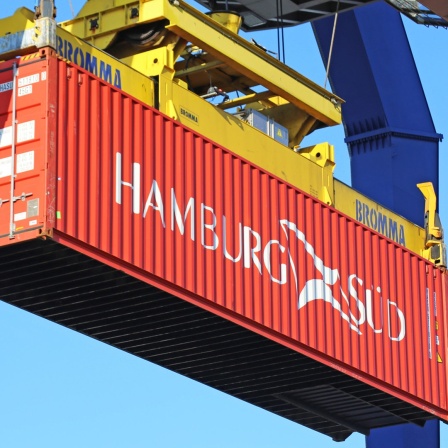 Ein Container mit der Aufschrift Hamburg-Süd (zu Maersk gehörend) wird verladen.