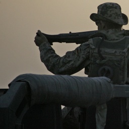 Ein Fallschirmjäger sichert den Nahbereich des Bundeswehr-Feldlagers in Kundus.