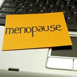 Notizzettel auf Laptop, Menopause