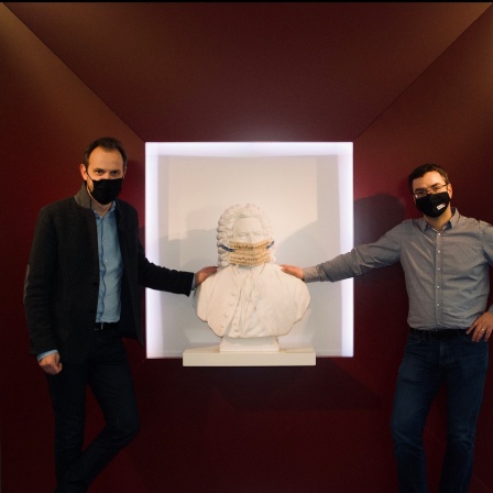 Collage: links Mann in Anzug vor Bachgemälde, mitte Bachdenkmal, rechts Porträt Mann in blauem Hemd mit Brille