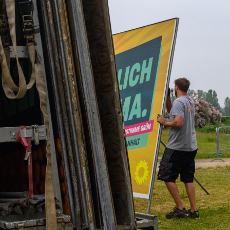 Ein Arbeiter lädt abgebaute Wahlplakate auf einen Lastwagen. (Symbolbild) 