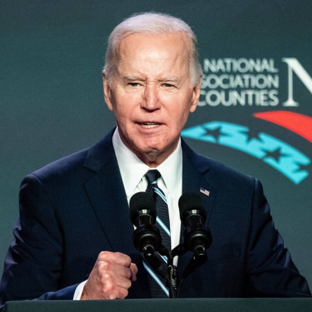 Joe Biden hält eine Rede und ballt seine rechte Faust