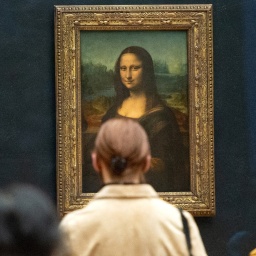 Besucherinnen stehen vor der "Mona Lisa" im Pariser Louvre (Archivbild)